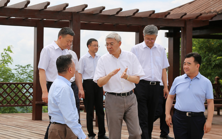 202406261719379012811261.jpg 7-2021年7月,中共中央委員、時任甘肅省委書記尹弘蒞臨金徽股份調研指導防災減災和綠色礦山建設情況。.jpg