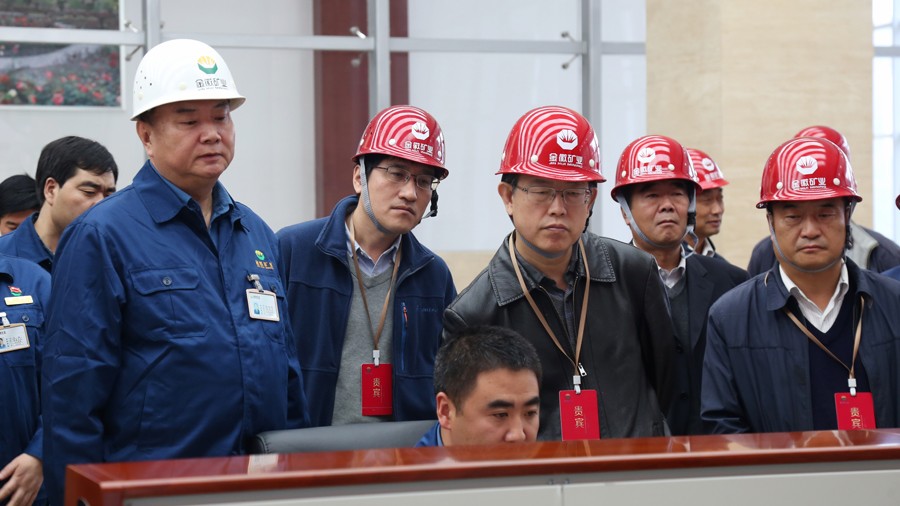 202406261719380088820825.jpg 28-2017年10月,國家礦山安全監察局副局長(時任國家安全監管總局監管一司司長)裴文田蒞臨金徽股份檢查指導安全生產工作。.jpg