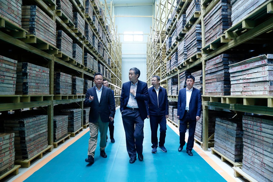 202406261719381940598144.jpg 55-2019年4月,全國綠色礦山建設標準解讀與經驗交流研討會——綠色礦業發展萬里行(隴南站)活動在金徽股份舉辦。中國礦業聯合會黨委書記、會長彭齊鳴出席主持會議,并就金徽股份的綠色礦山建設情況進行調研。.jpg