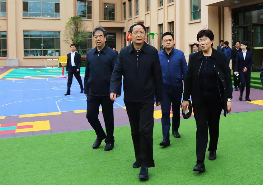 202505191747662993165609.jpg 5.2018年4月,時任省政協主席、黨組書記歐陽堅蒞臨金徽企業視察-900.jpg